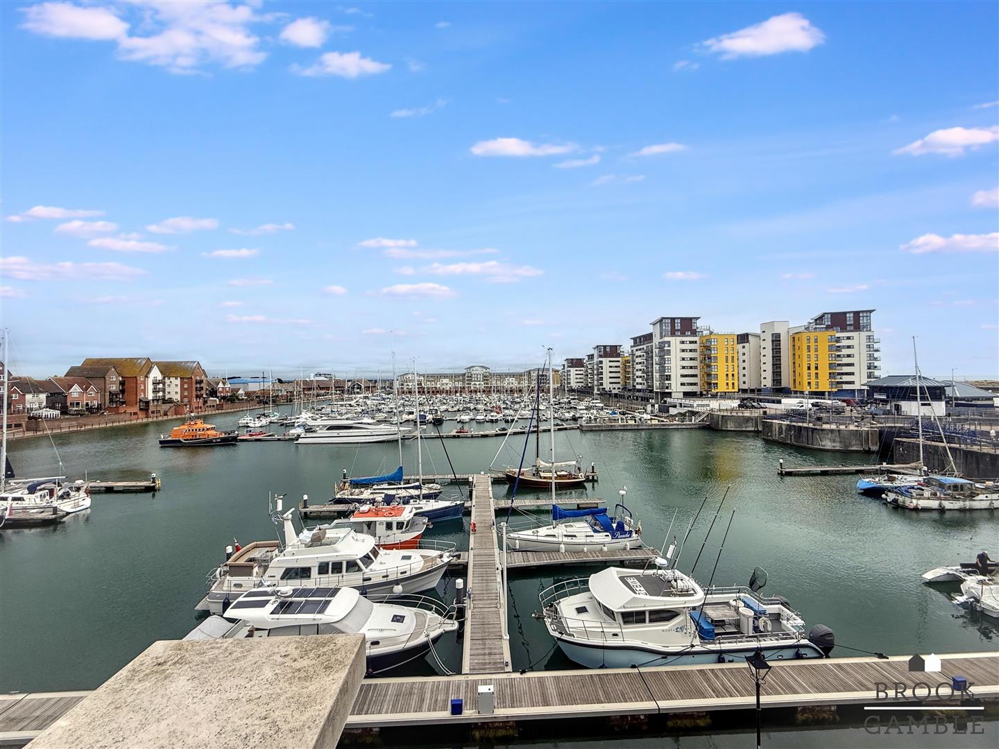 3 Bedroom House. The Piazza in Eastbourne, 4